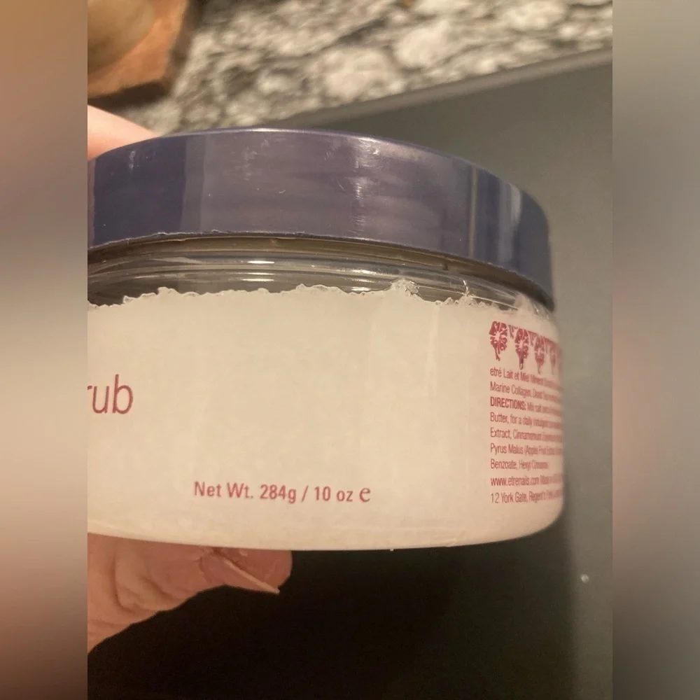 Etre’ Lait Et Miel Dead Sea mineral scrub milk & honey. 10 fl oz